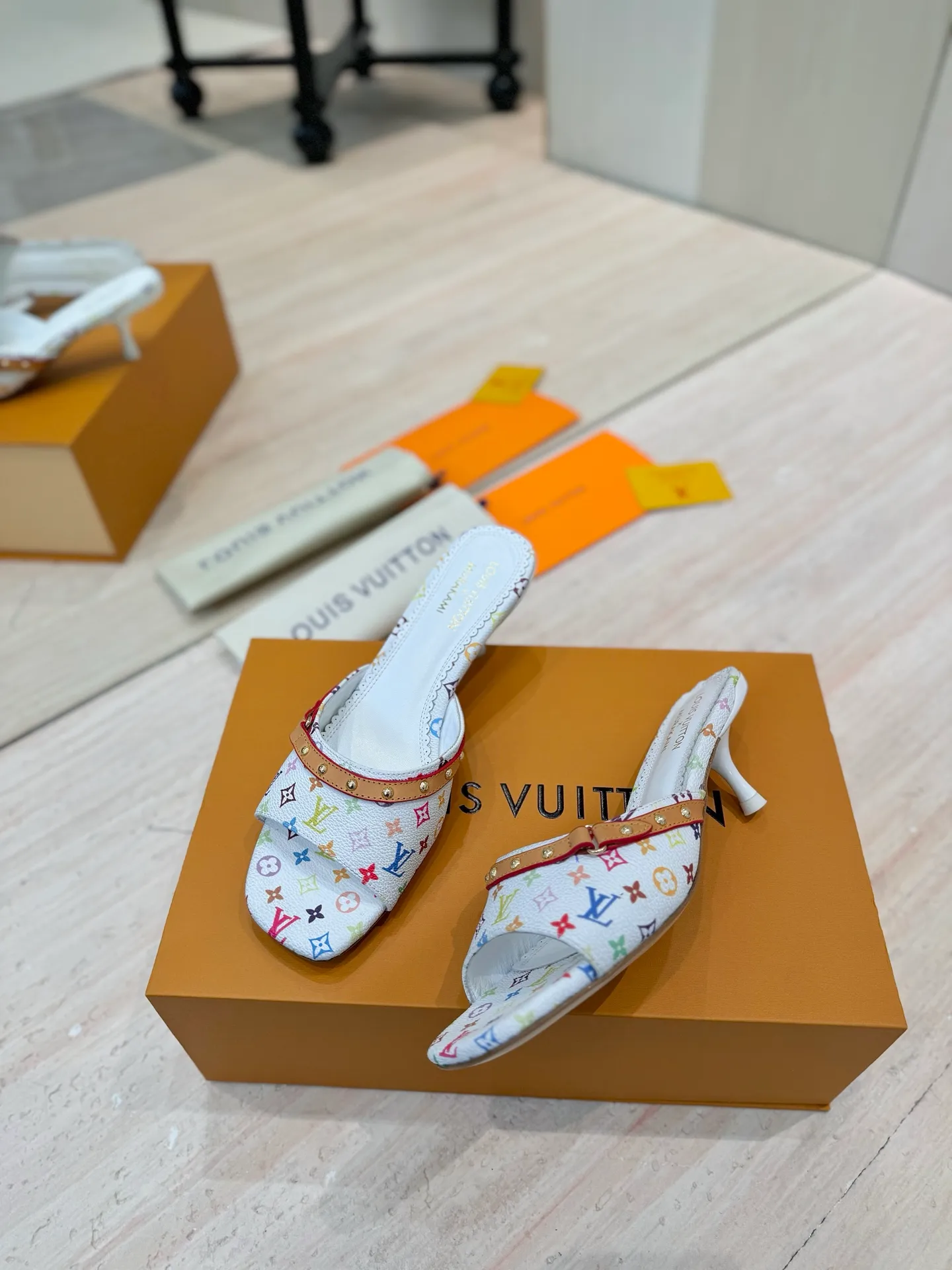 👟👟Ex-factory price 600👟👟 (top version) louis vuitton LV Louis Vuitton 25/Spring and Summer The latest Mary Jane shoes are simple and exquisite, full of high-end, showing elegance~ They look great on the feet and are full of summer shoes💯Awesome ✅Upper: 3D printed cowhide ✅Inner lining: Sheepskin lining, ✅Outsole: Genuine leather outsole imported from Italy ✅Size: 35-41 (40 to 41 customized, non-returnable) ✅Packaging: full set of packaging